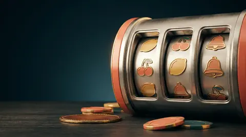 Bębny klasycznego automatu do gry z owocowymi symbolami